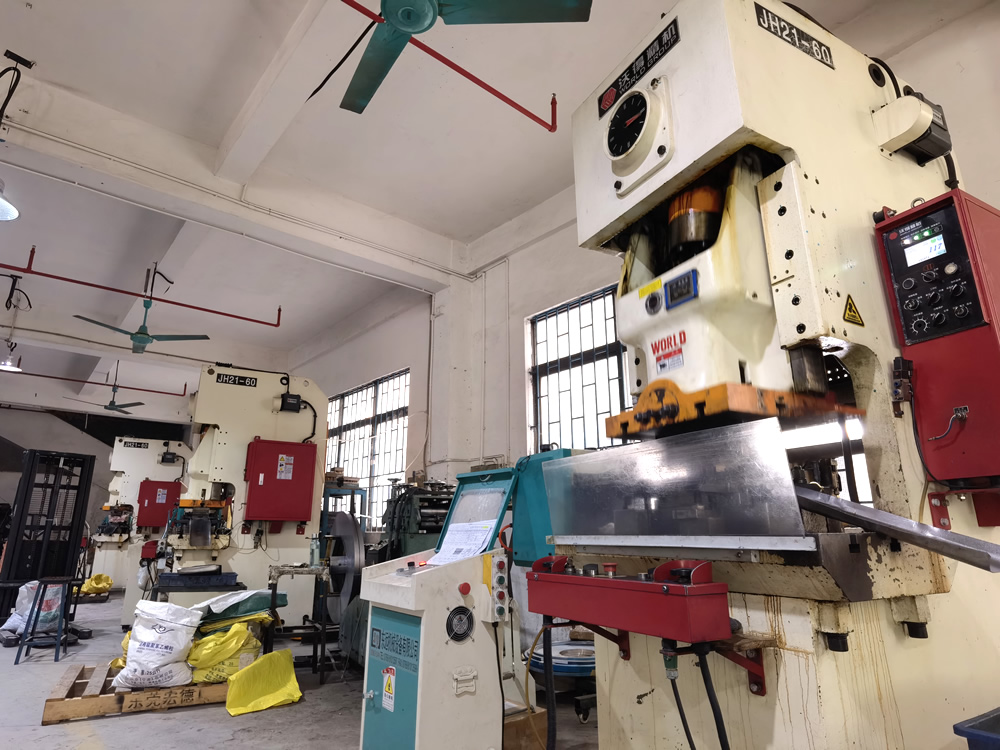 連續(xù)氣動(dòng)沖床車間