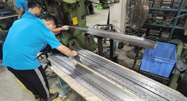 合頁的平直順，穩(wěn)定與和諧的象征|廣有五金&東莞合頁